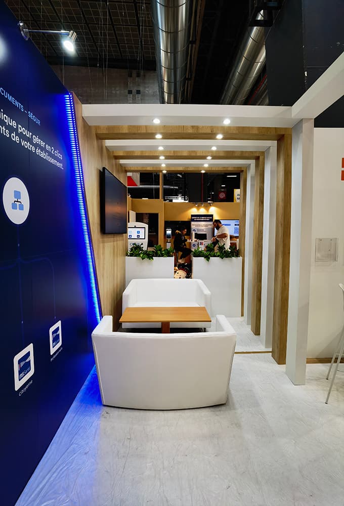 Stand Lifen sur SantExpo 2021 : portiques bois et mur de démonstration, livré