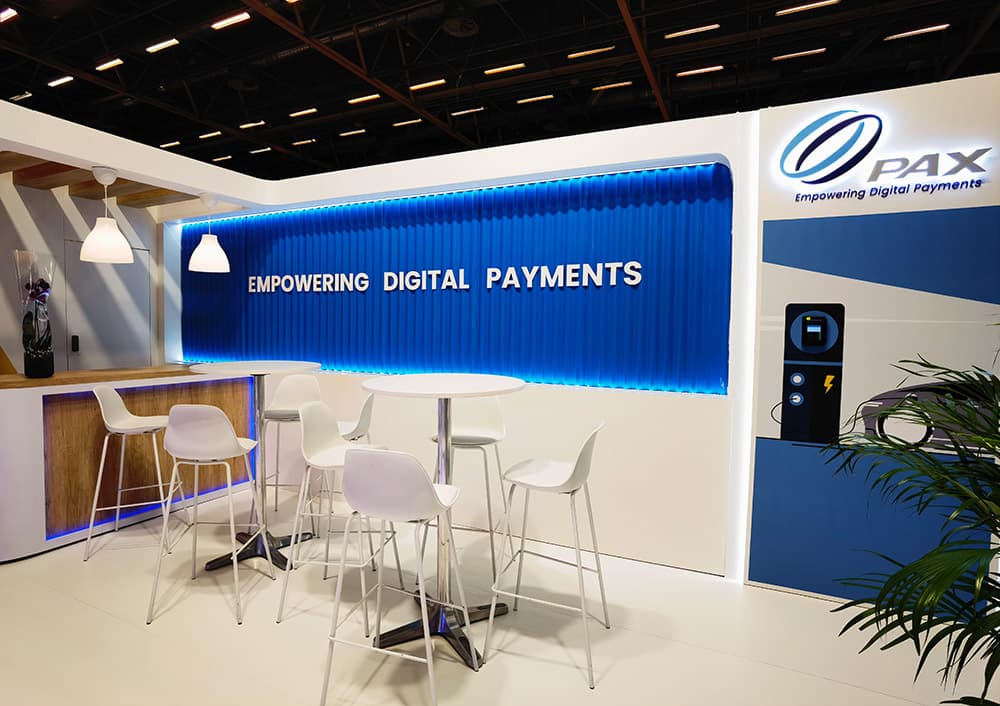 Stand PAX sur Trustech 2021 : mur rétroéclairé et bar bois, plafond technique