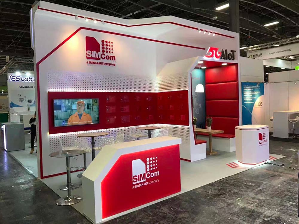 Stand SIMCom : mur rétroéclairé et écran de démonstration