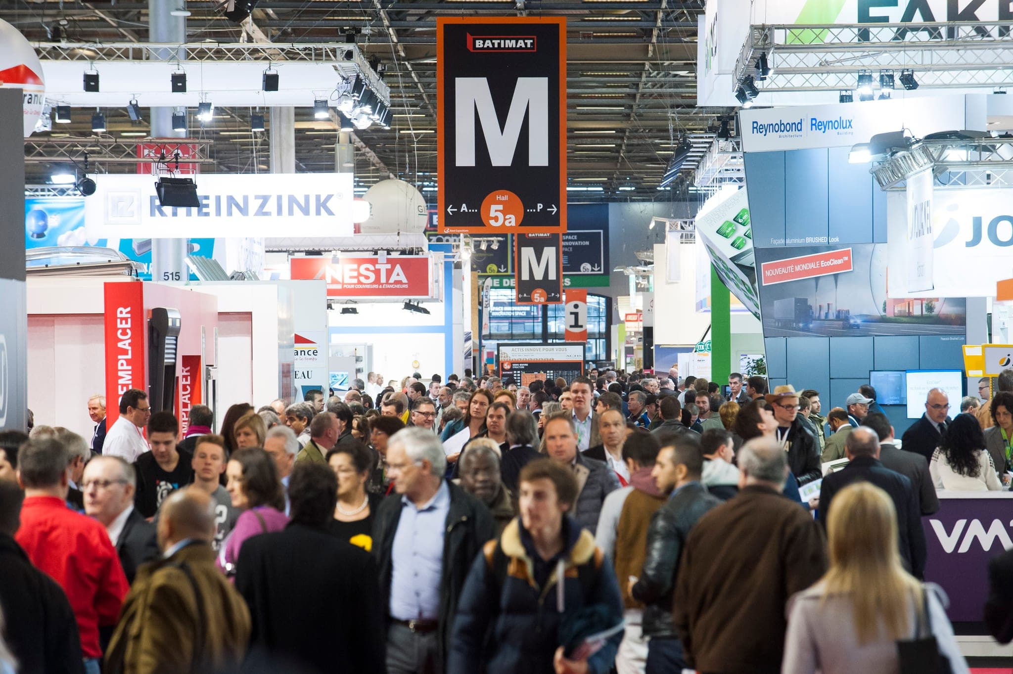 L'allée du hall 5a de Batimat : la foule des visiteurs sous la signalétique