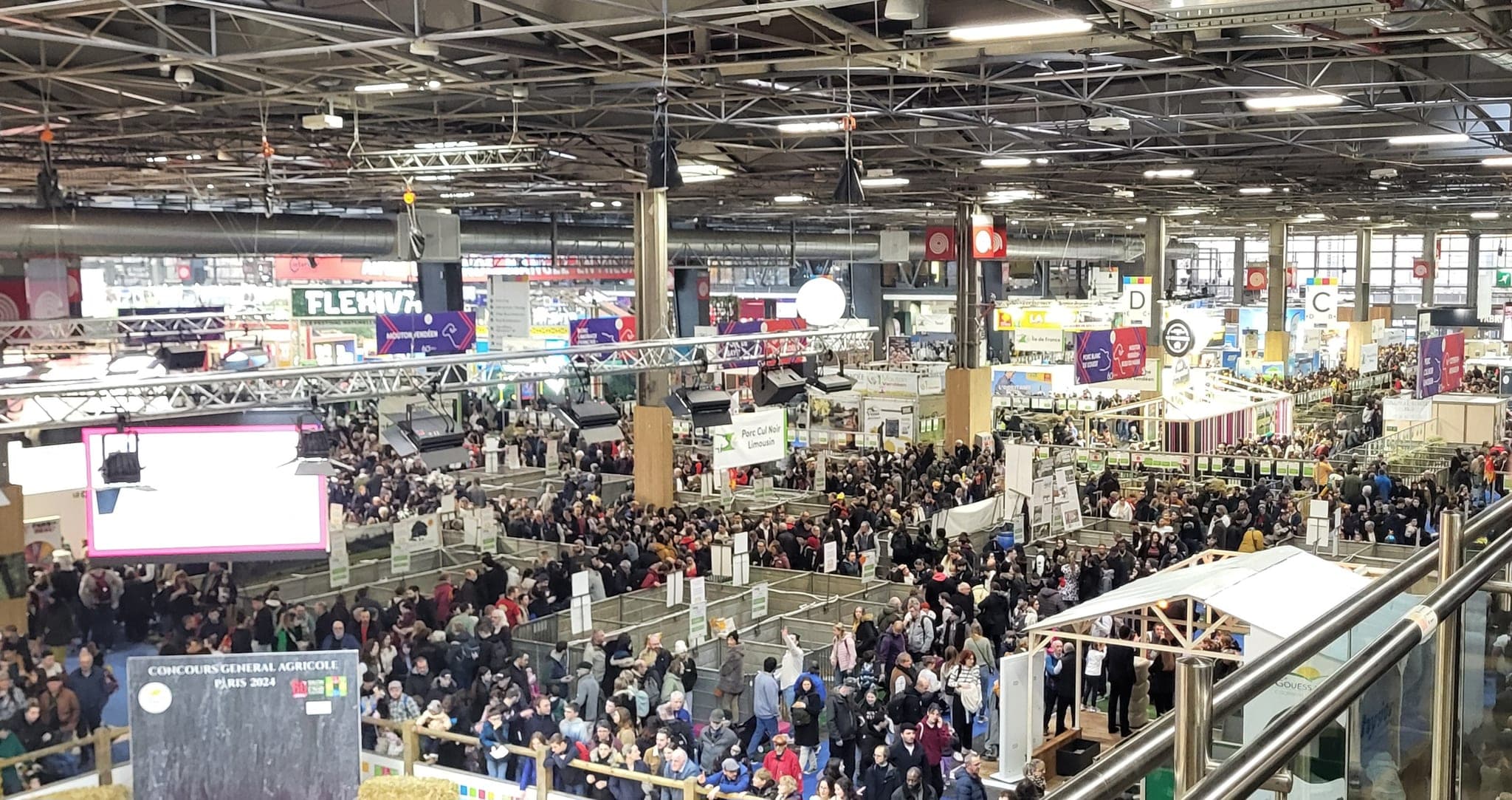 Un hall bondé du Salon international de l'agriculture, pavillon du Concours général agricole