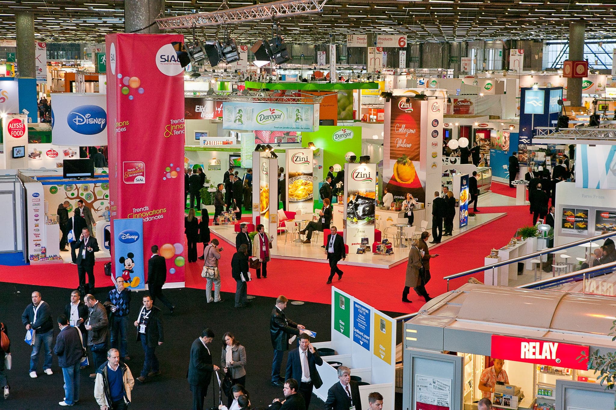 Vue plongeante d'un hall du SIAL : les allées, les stands, les visiteurs