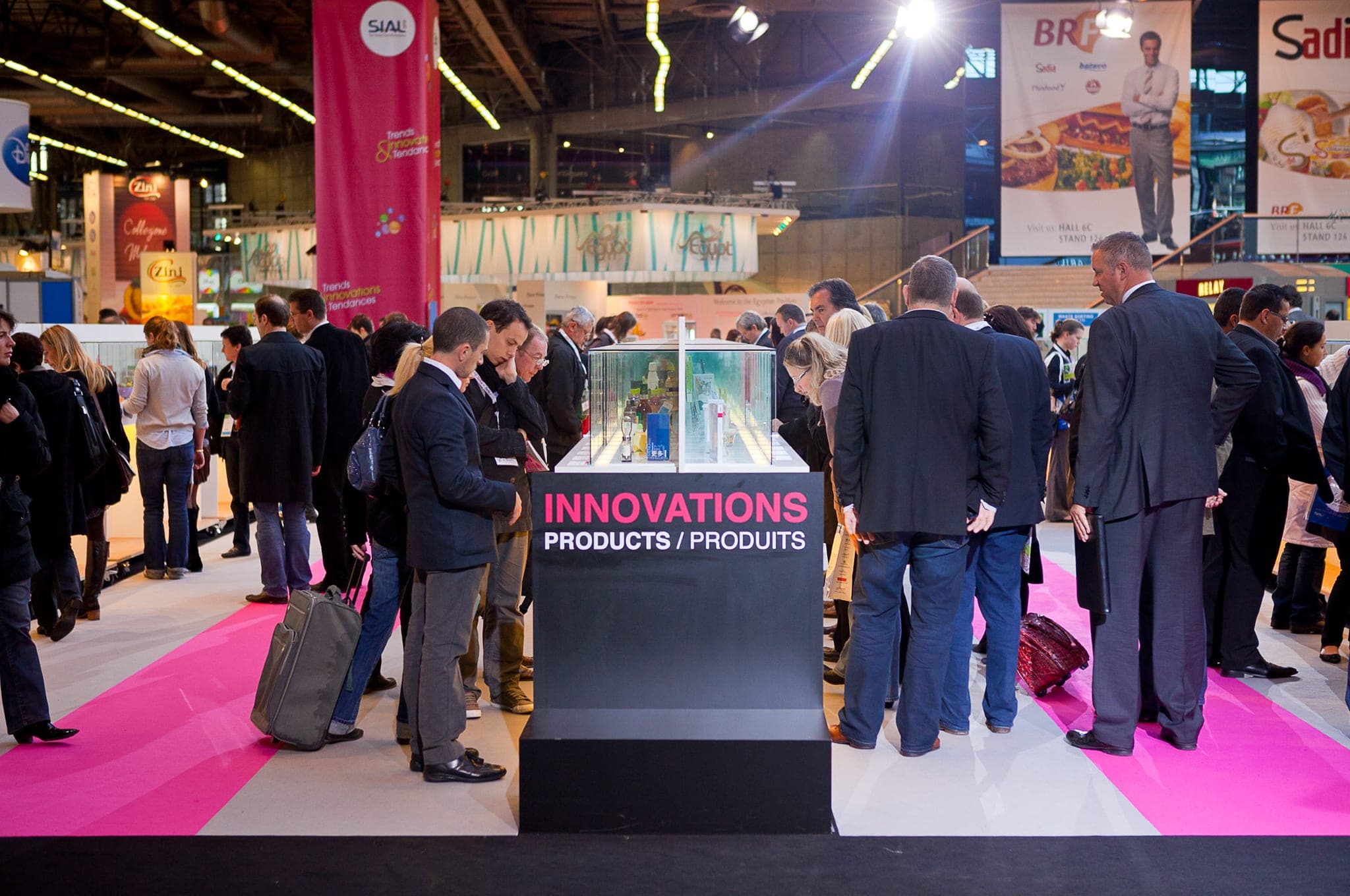 L'espace Tendances & Innovations du SIAL, visiteurs autour des vitrines