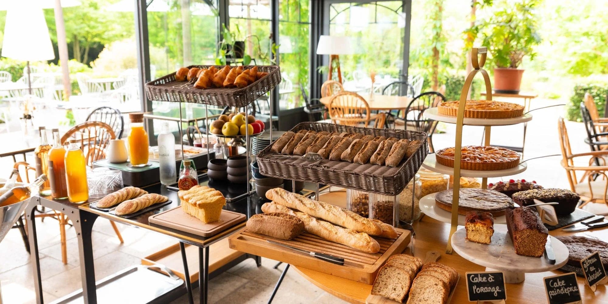 El bufé de desayuno del Domaine de Bellevue, abierto al jardín