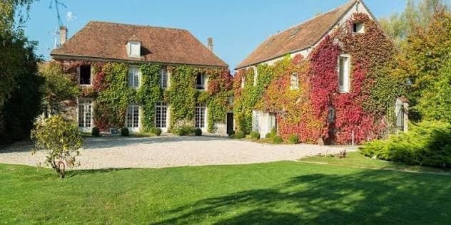 La casa señorial del Domaine de Bellevue y su césped